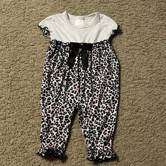 Baby girl 6 month pink leopard outfit - Picture 2 of 5